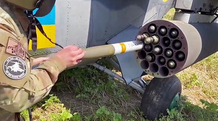 Ukrainas väpnade styrkor visade lastningen av amerikanska Hydra-missiler i M261-raketgeväret på en Mi-24V-helikopter