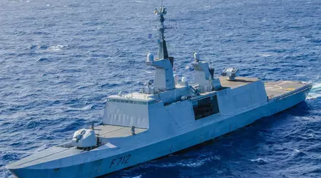 Franska fregatten Courbet motstår nära explosion av en sjömina under övning