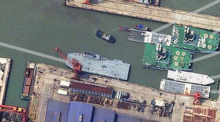 Kina bygger i hemlighet världens första hangarfartyg för drönare (satellitfoto)