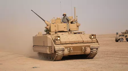 Ryssar undersöker fångad ukrainsk Bradley och medger att deras BMP-3 inte ens är i närheten