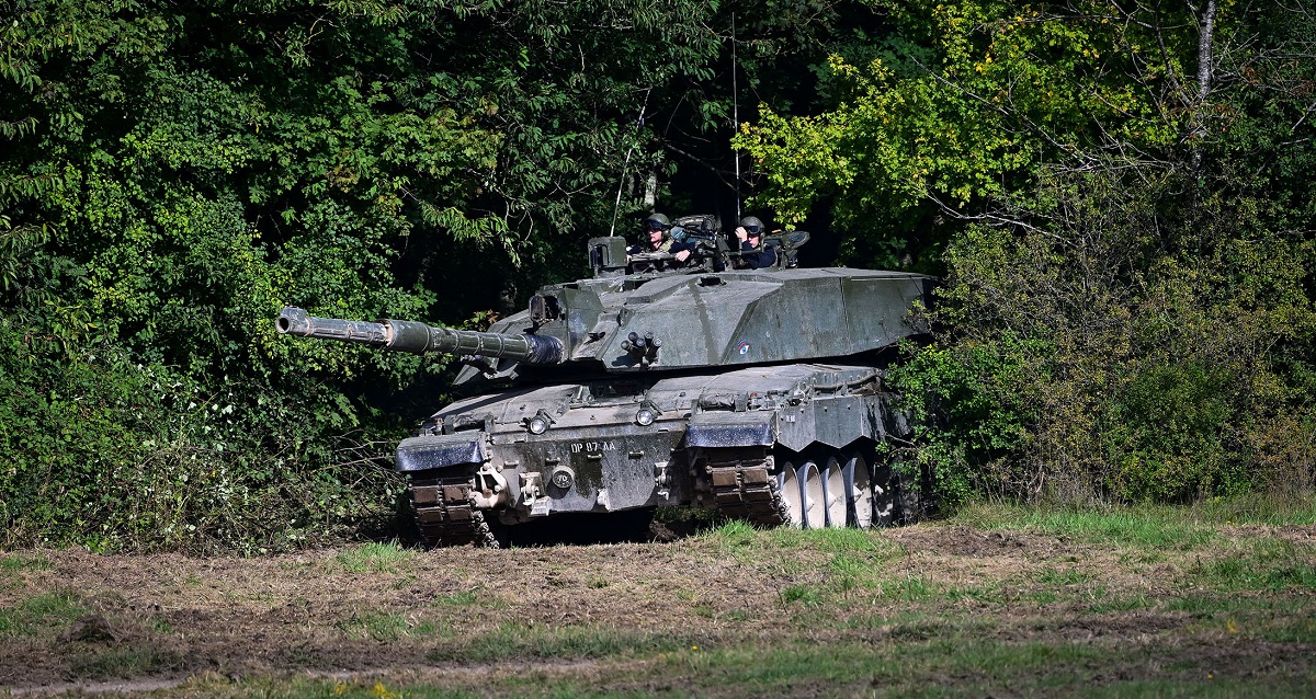 Ukrainas väpnade styrkor visar upp brittisk Challenger 2 stridsvagn i övning