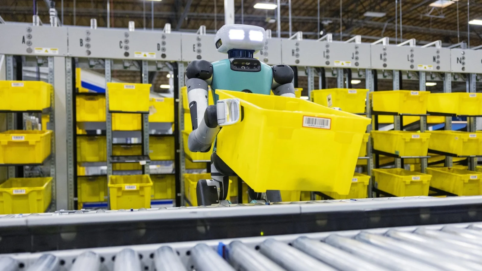 Amazon har börjat använda Agility Robotics Digit humanoidrobotar i sina lager