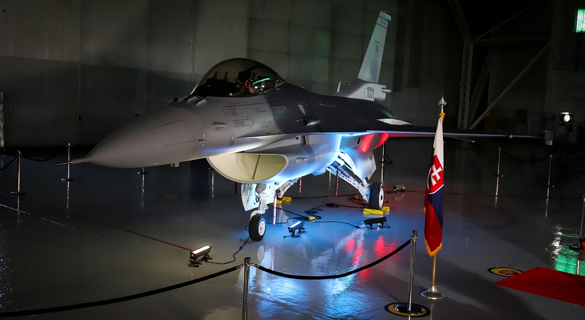 Lockheed Martin har presenterat det första moderniserade fjärde generationens F-16 Block 70-plan för det slovakiska flygvapnet