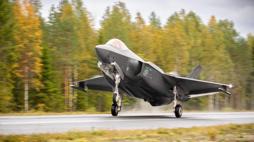 Femte generationens stridsflygplan F-35A Lightning II lyfte och landade på en allmän väg för första gången i historien