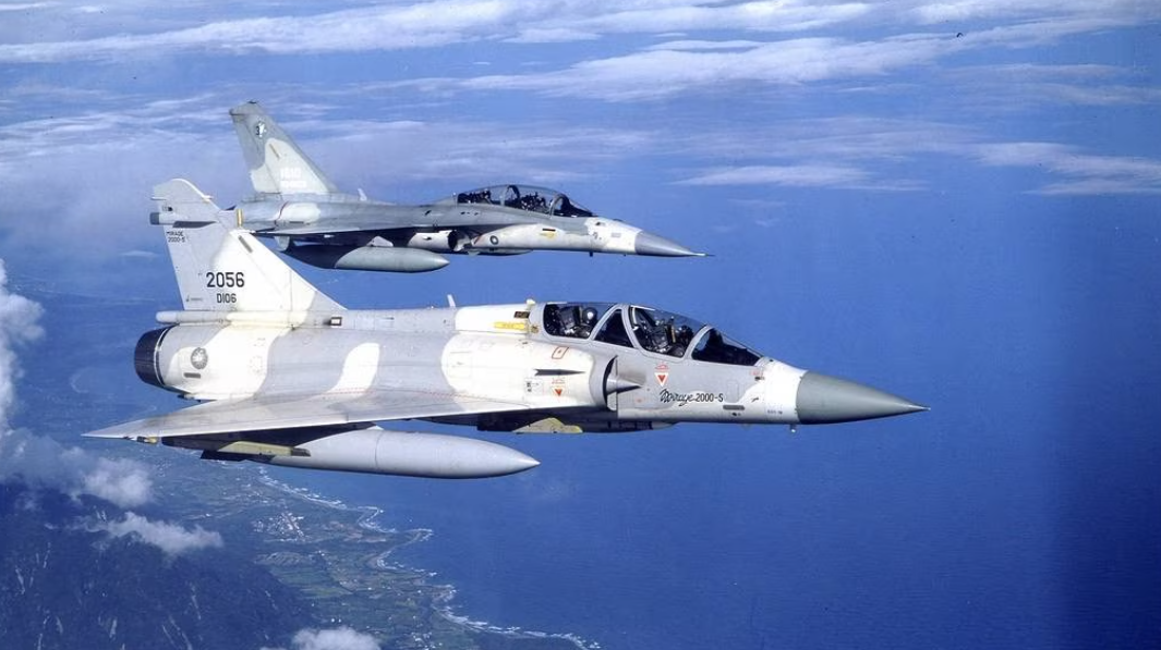 Kina simulerade en luftstrid mellan F-16 och Mirage 2000 - de franska stridsflygplanen vann en övertygande seger och förstörde alla amerikanska plan