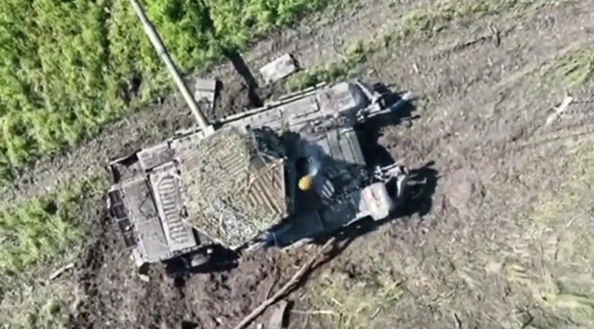 Ukrainsk drönare bränner rysk uppgraderad T-72B stridsvagn med en F-1 granat