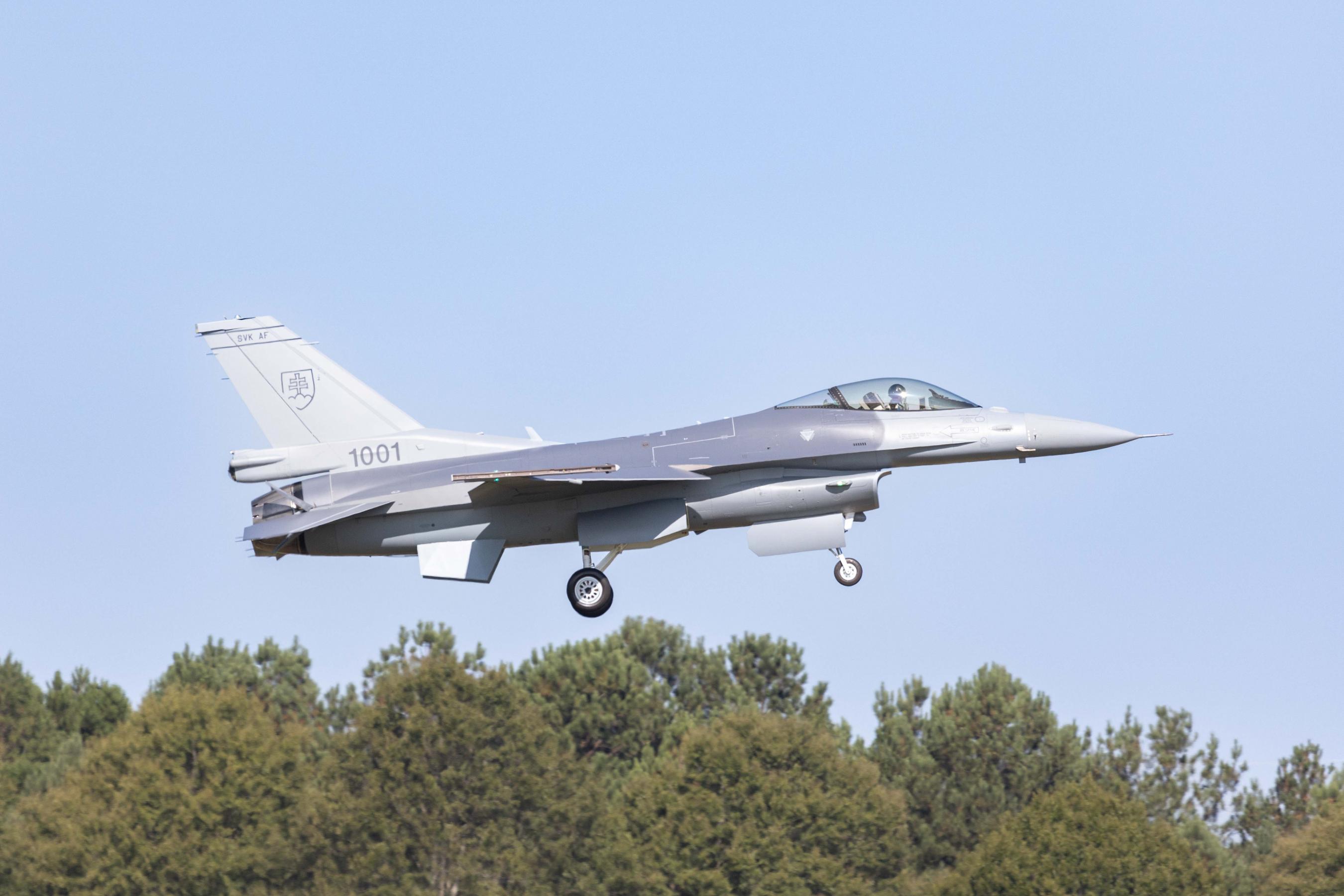 Ett moderniserat stridsflygplan av typen F-16V Block 70 för Slovakiens flygvapen gjorde sin första flygning i South Carolina