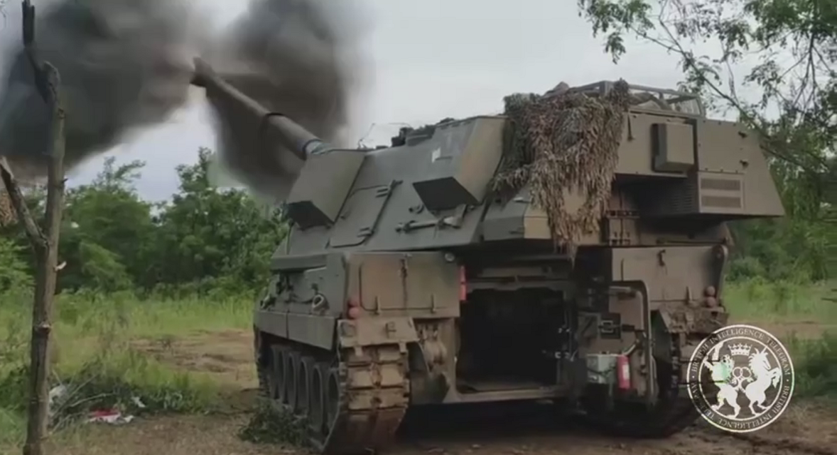 Ukrainas väpnade styrkor visar för första gången en brittisk självgående 155 mm AS-90 haubits i aktion