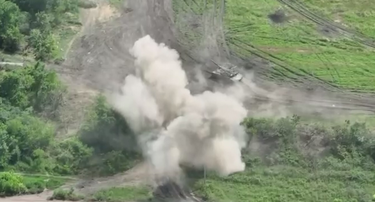 Ukrainas väpnade styrkor skjuter artilleri mot konvoj av ryska stridsvagnar