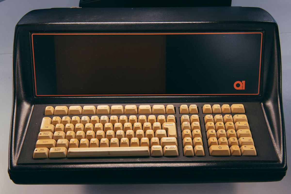 Städfirma hittade av misstag 2 av världens första 50 år gamla stationära datorer när de städade huset