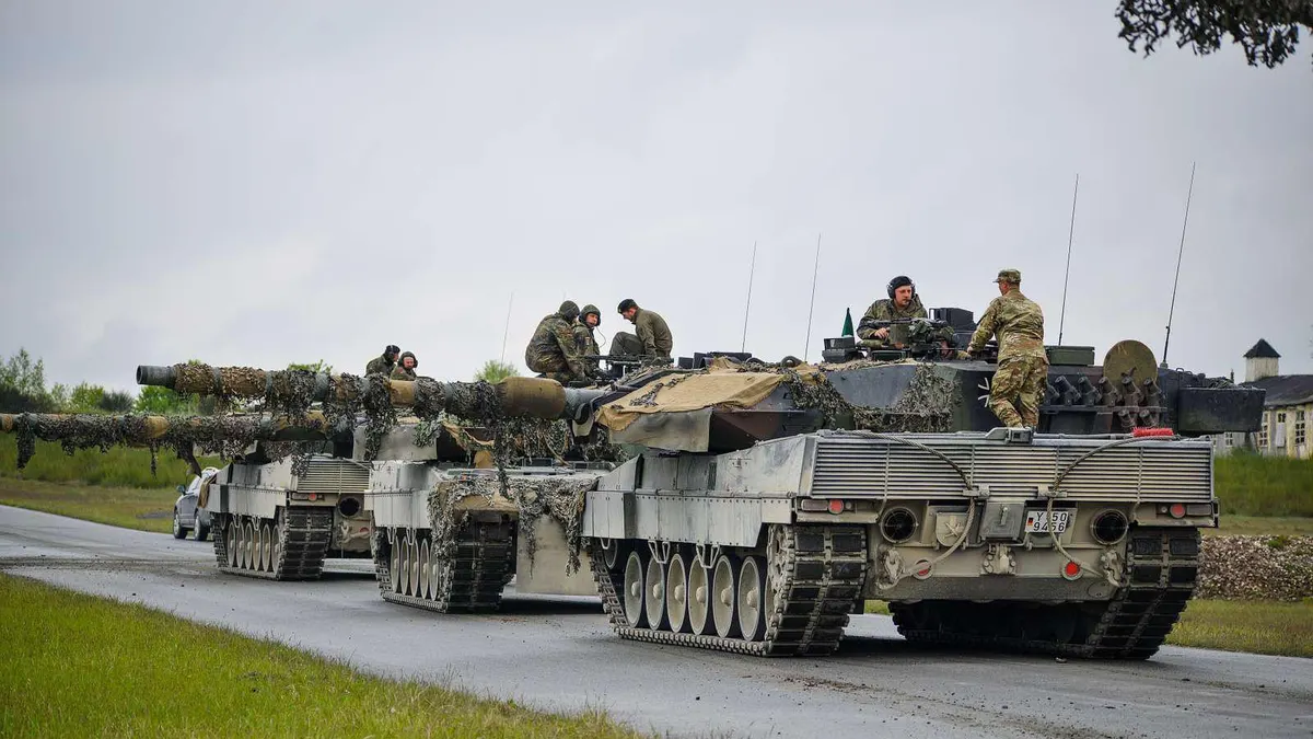 Ukrainas väpnade styrkor visar evakuering av en skadad Leopard 2A6 stridsvagn med hjälp av ett Bergepanzer 3 reparationsfordon