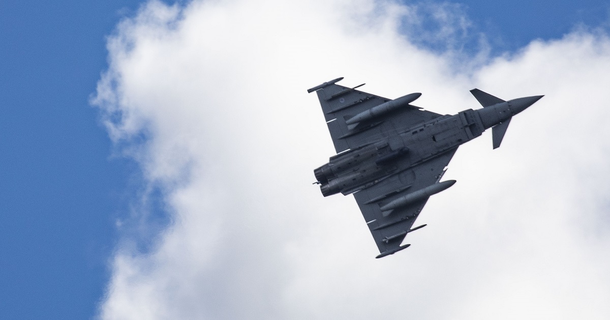 Storbritannien har skickat stridsflygplan av typen Eurofighter Typhoon FGR4 till gränsen mot Ryssland för att öva luftstrid och förstöra mål på marken
