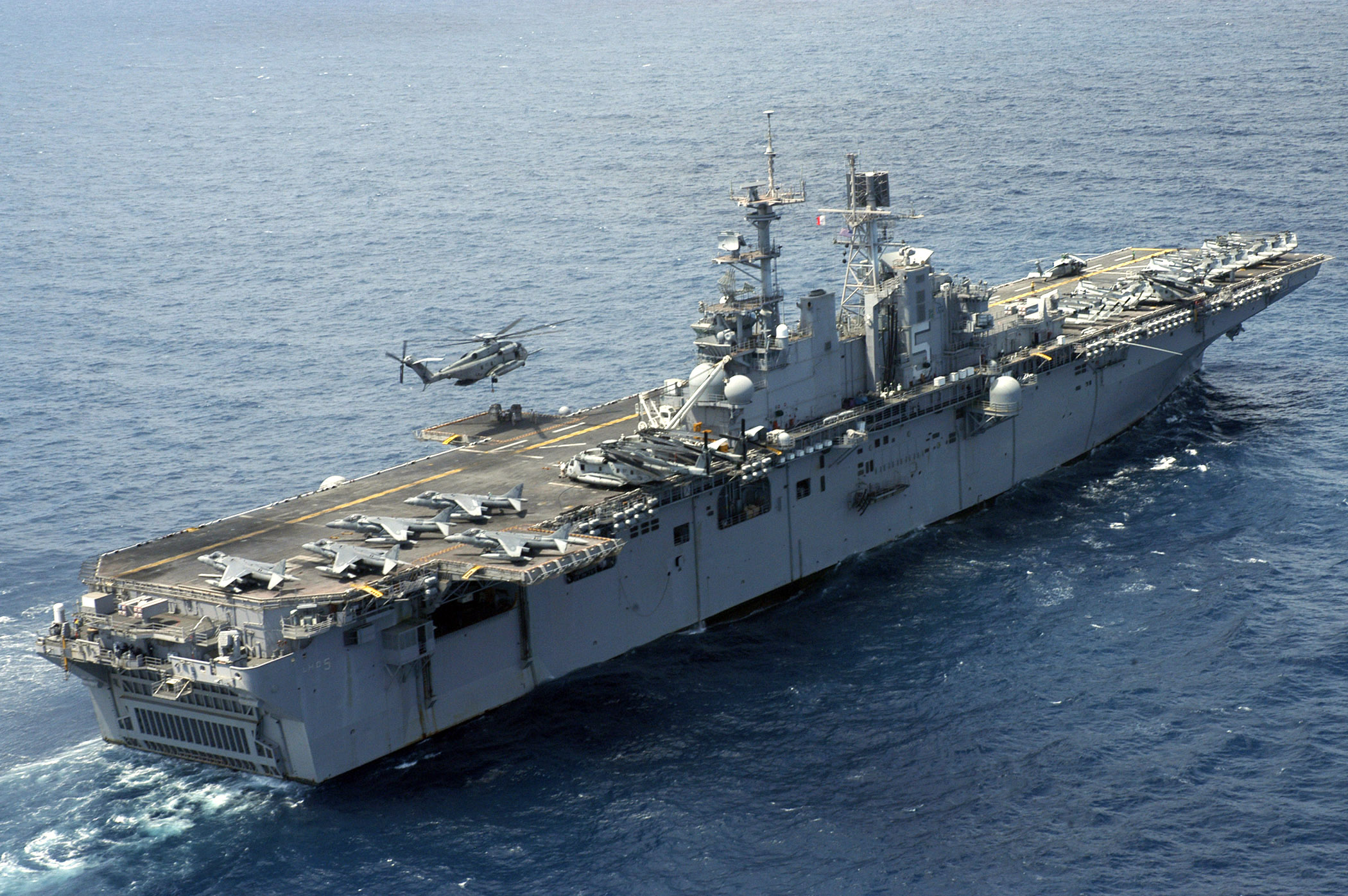 USA flyttar USS Bataan, ett mångsidigt amfibieattackfartyg med marinkårssoldater, till Medelhavet