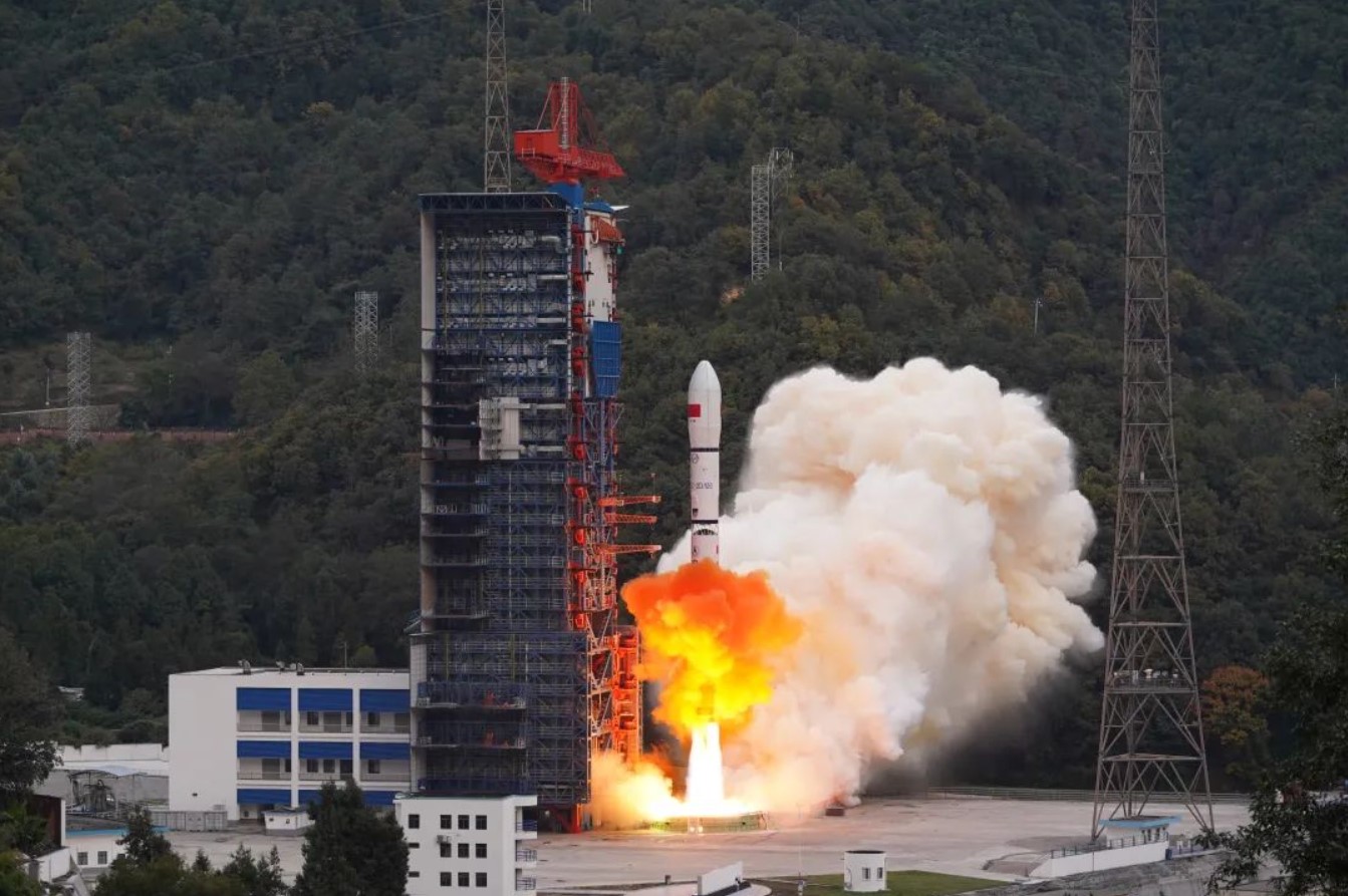 Kina har börjat bygga sin egen motsvarighet till Starlink - raketen Long March 2D sköt upp den första Internetsatelliten Guowang i omloppsbana
