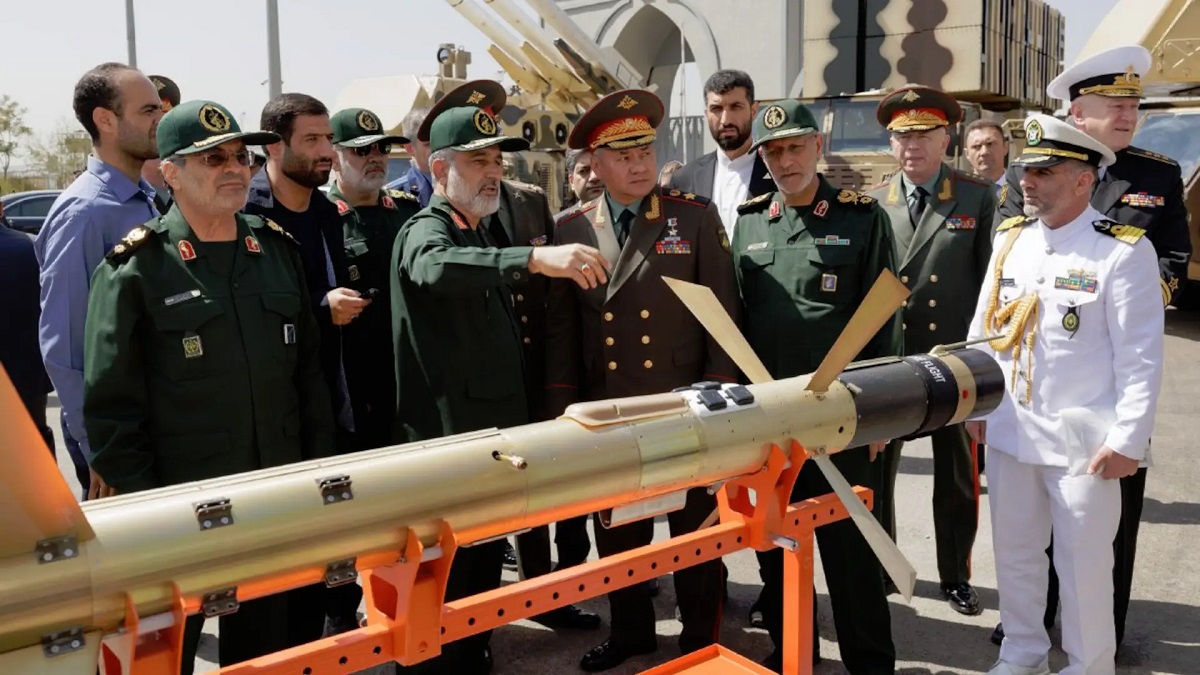 Iranska myndigheter visade för första gången upp en barraging-luftvärnsrobot 358