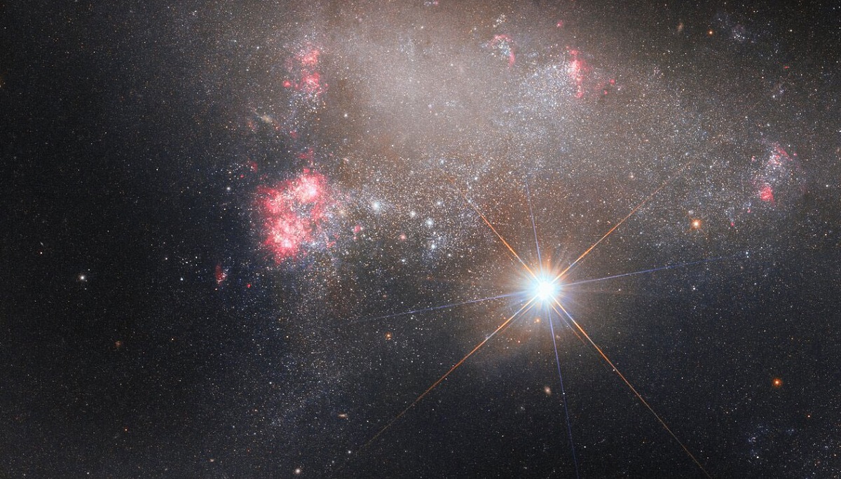 Rymdteleskopet Hubble har tagit en spektakulär bild av den oregelbundna galaxen ARP 263 och en fotobombande stjärna