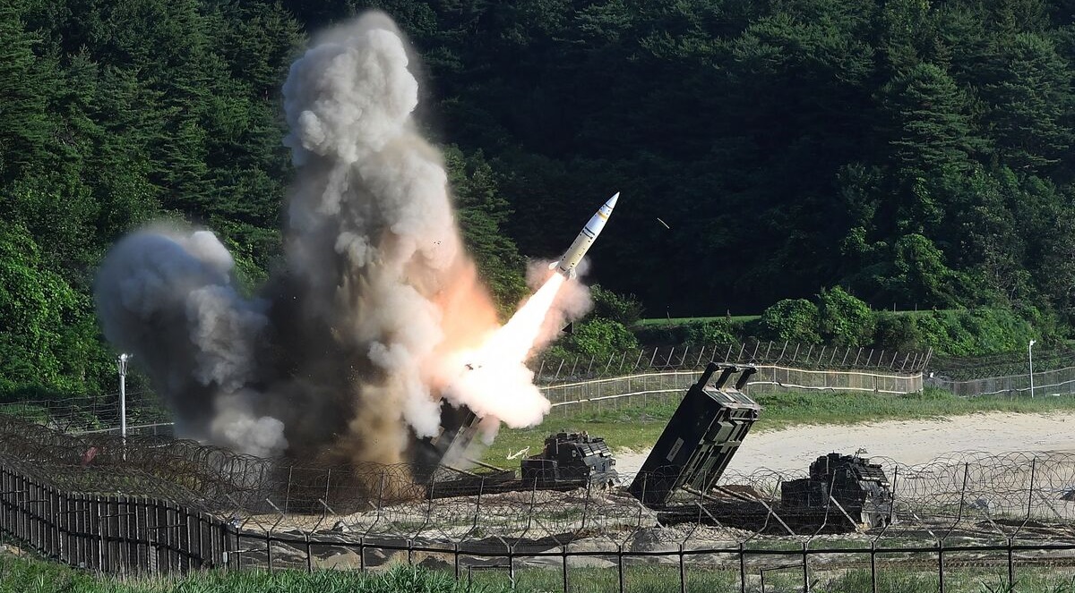 USA överför ATACMS ballistiska missiler med klusterstridsspetsar till Ukraina, men utan officiellt tillkännagivande