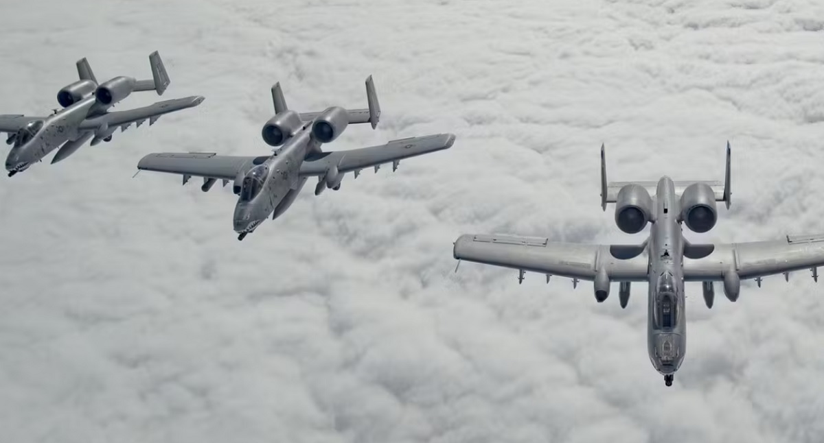 Amerikanska attackflygplan av typen A-10 Thunderbolt II anländer till Storbritannien för övningen Defender 23