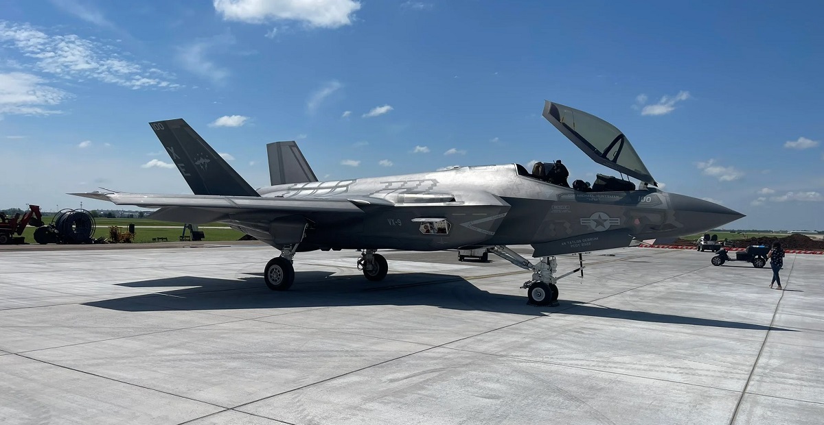 US Navy F-35C Lightning II femte generationens stridsflygplan gjorde ett depåstopp på Wichita Dwight D. Eisenhower National Airport