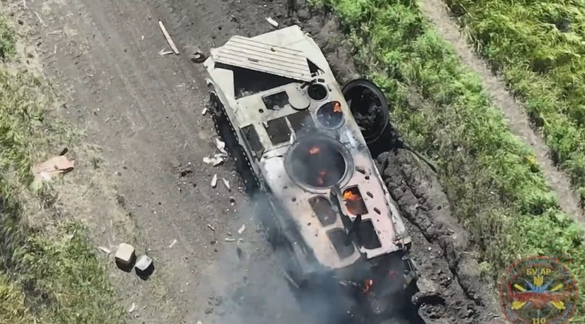 Ukrainsk drönare kastade granater mot ryskt BMP-1 infanteristridsfordon värt 200 000 dollar