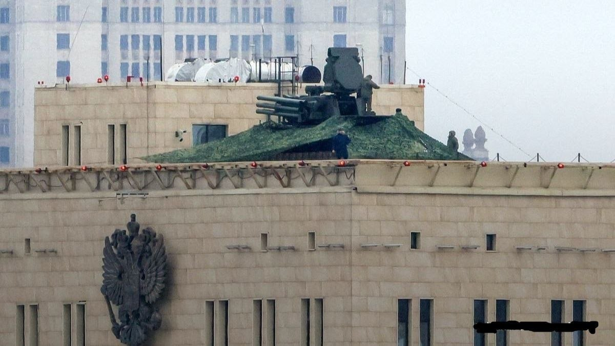 Ett Pantsir-S1 luftvärnsrobot- och kanonsystem på taket till det ryska försvarsministeriet i Moskva lyckades inte skjuta ner en drönare som flög 300 meter bort från det