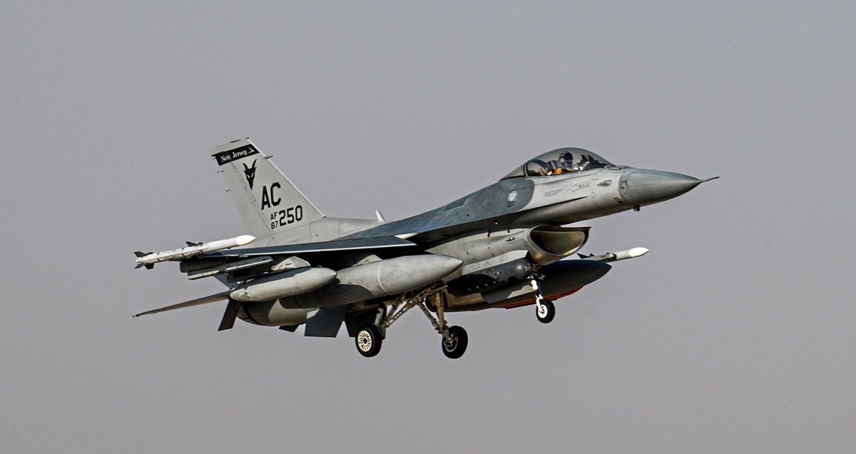 Amerikanska stridsflygplan av typen F-16 Fighting Falcon har anlänt från USA till Mellanöstern