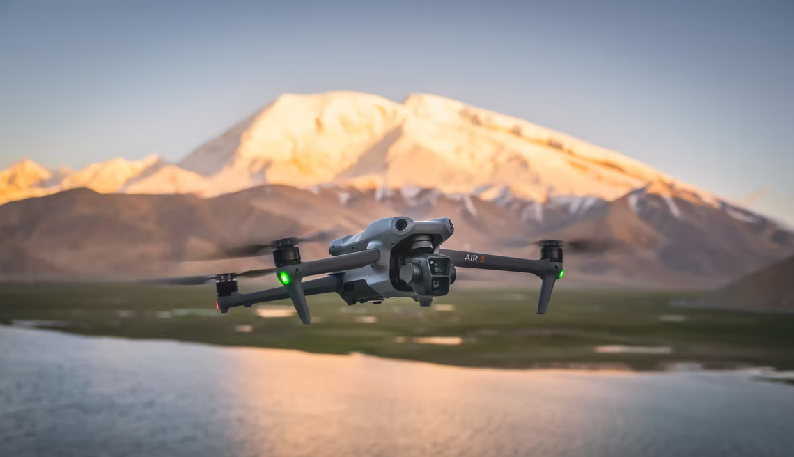 DJI Air 3 - en quadcopter med två 4K-kameror, flygtid upp till 46 minuter och hinderdetektering i alla riktningar, pris från $1099