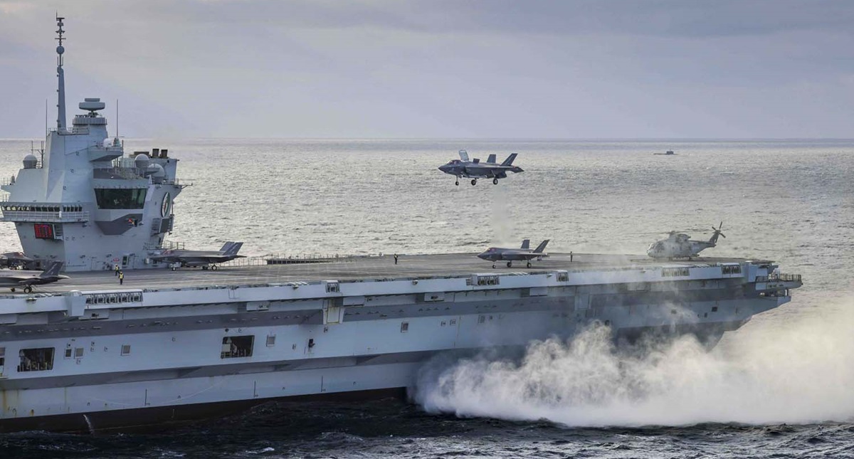 Det brittiska hangarfartyget HMS Queen Elizabeth, med femte generationens stridsflygplan F-35B Lightning II, har för första gången i historien övergått till NATO:s befäl.