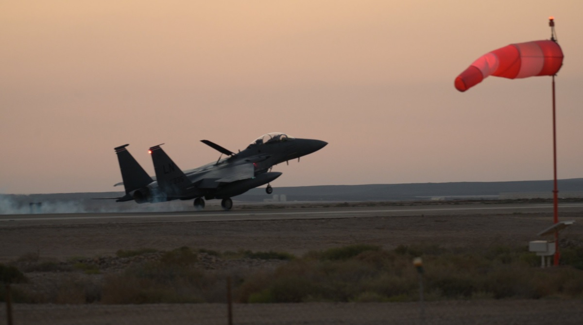 F-15E Strike Eagle-jaktplan har anlänt till Mellanöstern efter A-10 Thunderbolt II i samband med en attack mot Israel av militanta Hamas-grupper