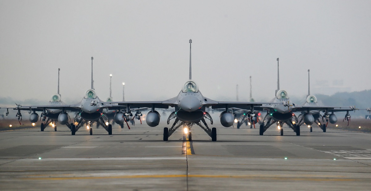 Taiwan utrustar F-16V Fighting Falcon-jaktplan med AIM-9X Sidewinder och AIM-120 AMRAAM-missiler mot bakgrund av hot från Kina