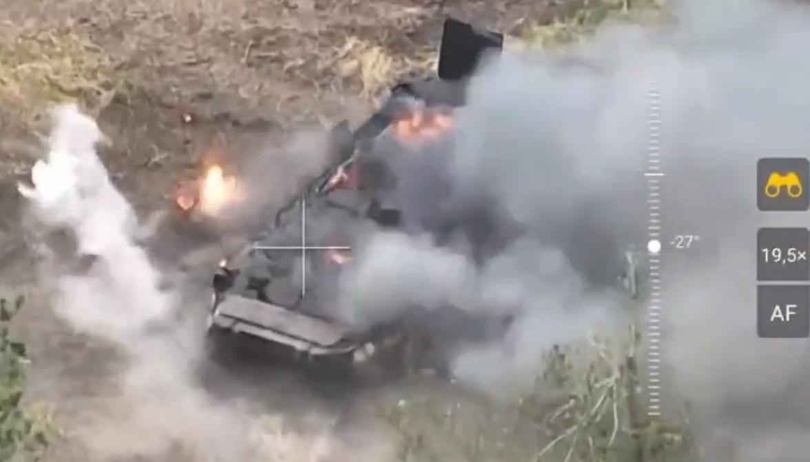 En ukrainsk drönare med granater förstörde ett unikt ryskt BTR-80 pansarfordon med en UMZ-avfyrare för fjärrstyrd gruvdrift