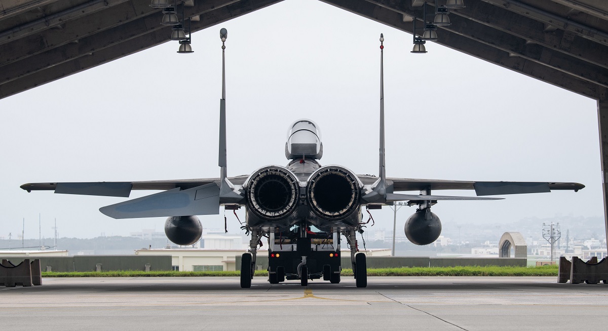 US Air Force har gömt stridsflygplanen F-35A Lightning II och F-15C Eagle i hangarer på Kadena-basen för att skydda planen från en tyfon