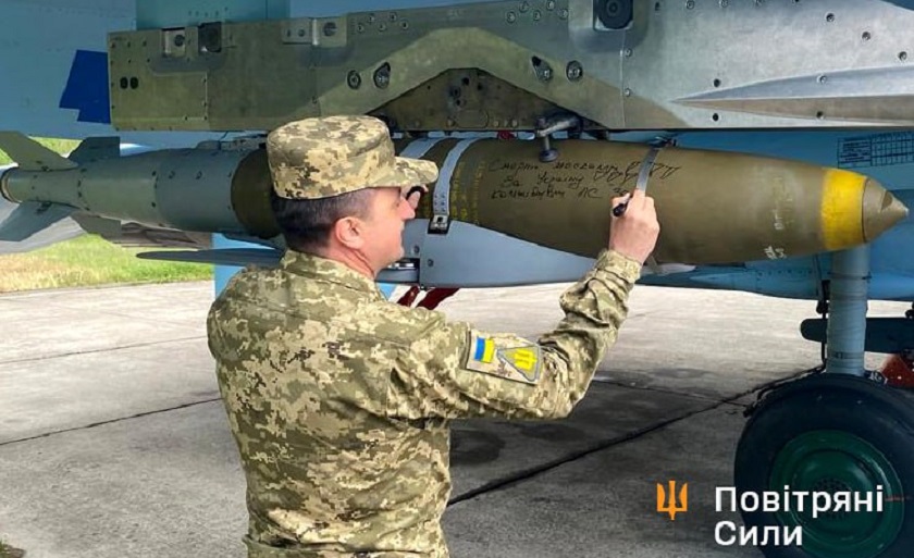 Ukrainska Su-27 stridsflygplan kan även avfyra JDAM Extended Range smarta bomber