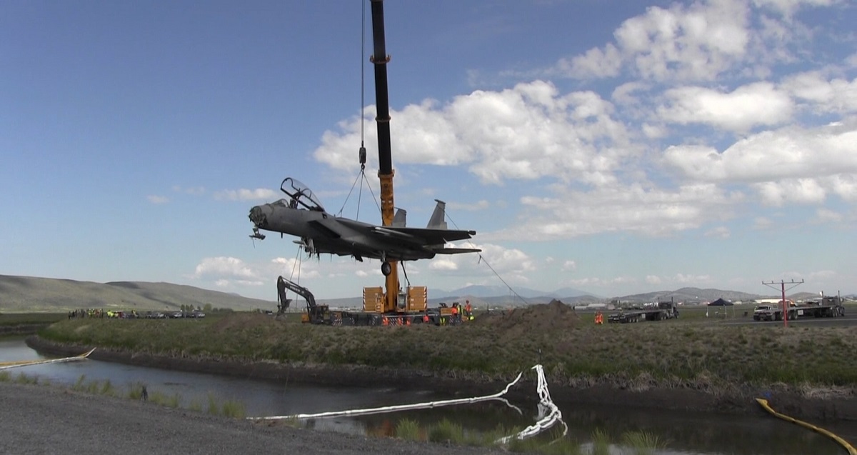 US Air Force lyfter sjunket stridsflygplan F-15 Eagle vid Kingsley Field, Oregon, med hjälp av en 400-tonskran