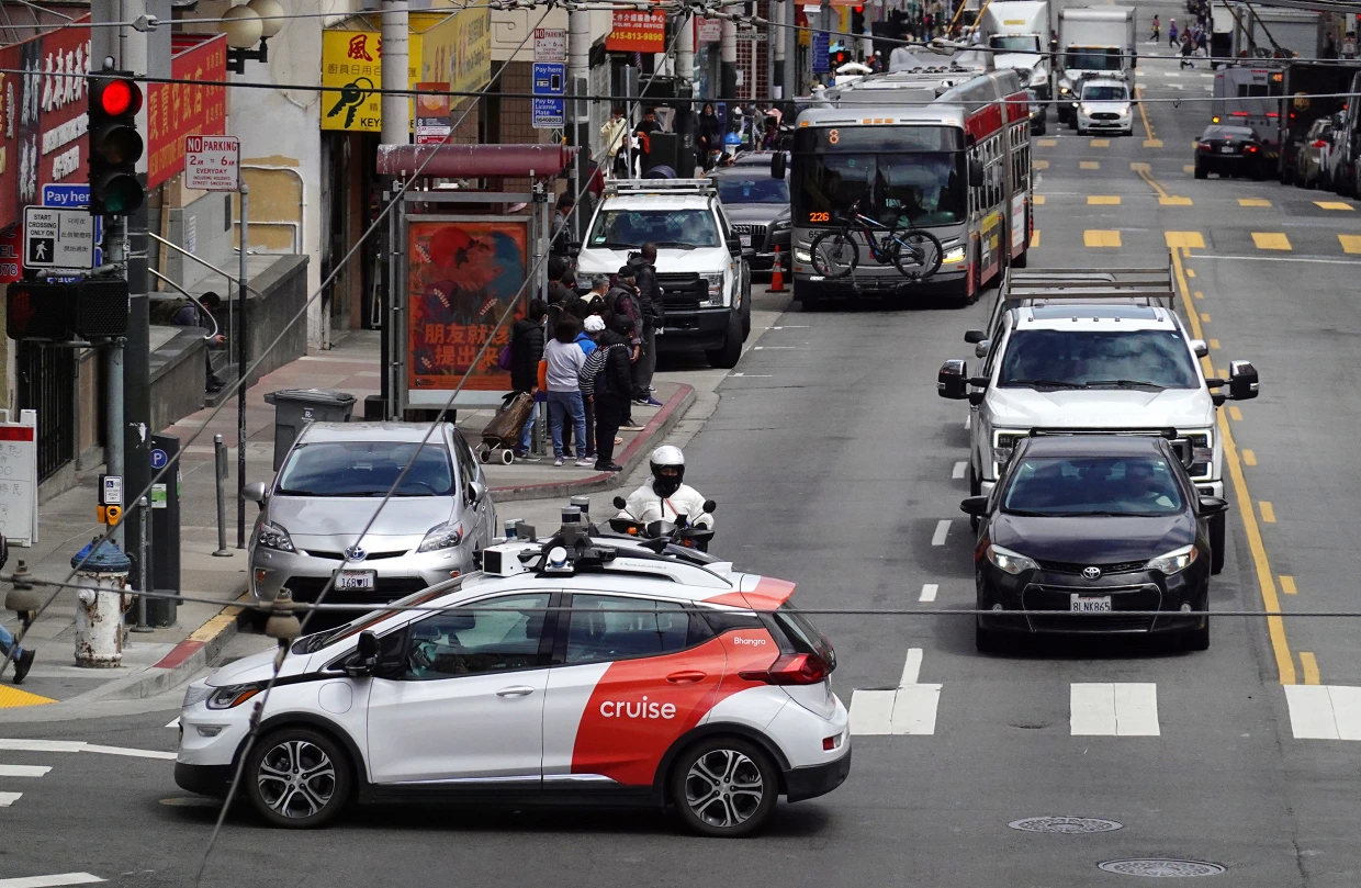 En viral video av en "vårdslös" robottaxi i San Francisco har orsakat en storm av upprördhet