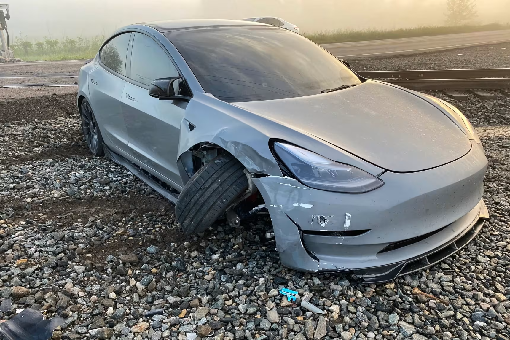 En Tesla-bil kände inte igen ett tåg i dimman i självkörande läge, vilket orsakade en olycka, men utan personskador