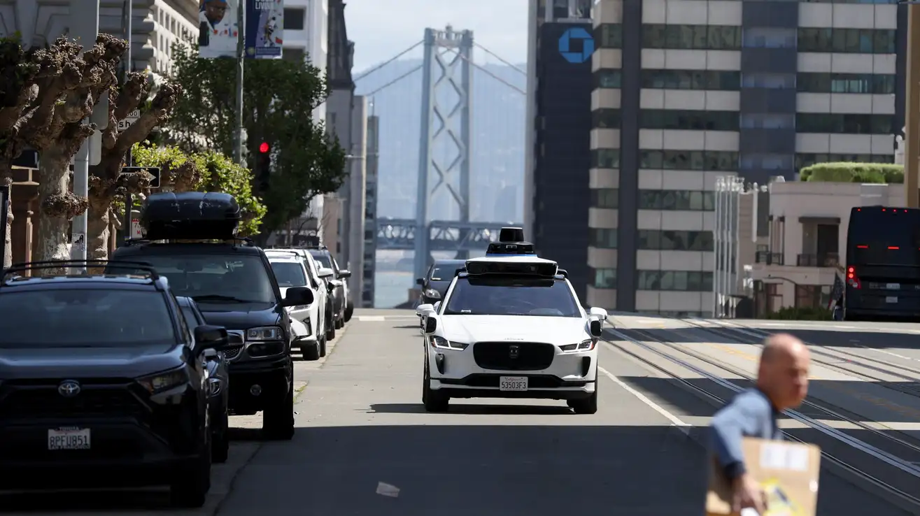 Åklagaren i San Francisco ber myndigheterna i Kalifornien att upphäva tillstånden för Waymo och Cruises 24-timmars robottaxitjänst