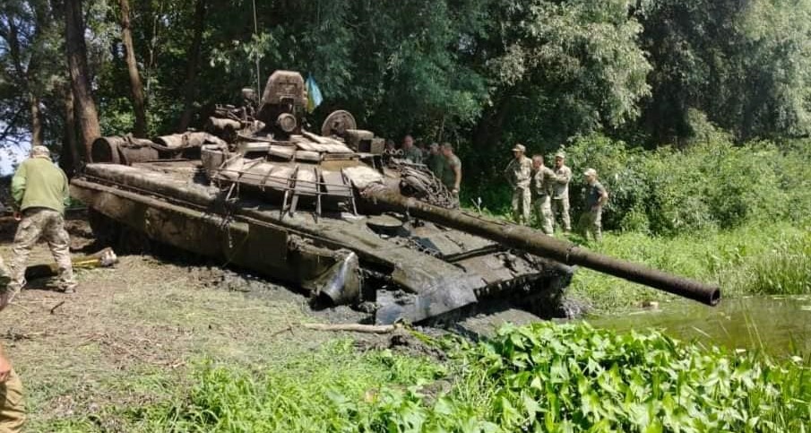 Ukrainska dykare har tagit upp en rysk T-72 stridsvagn till ytan som legat på botten av en flod i mer än ett år