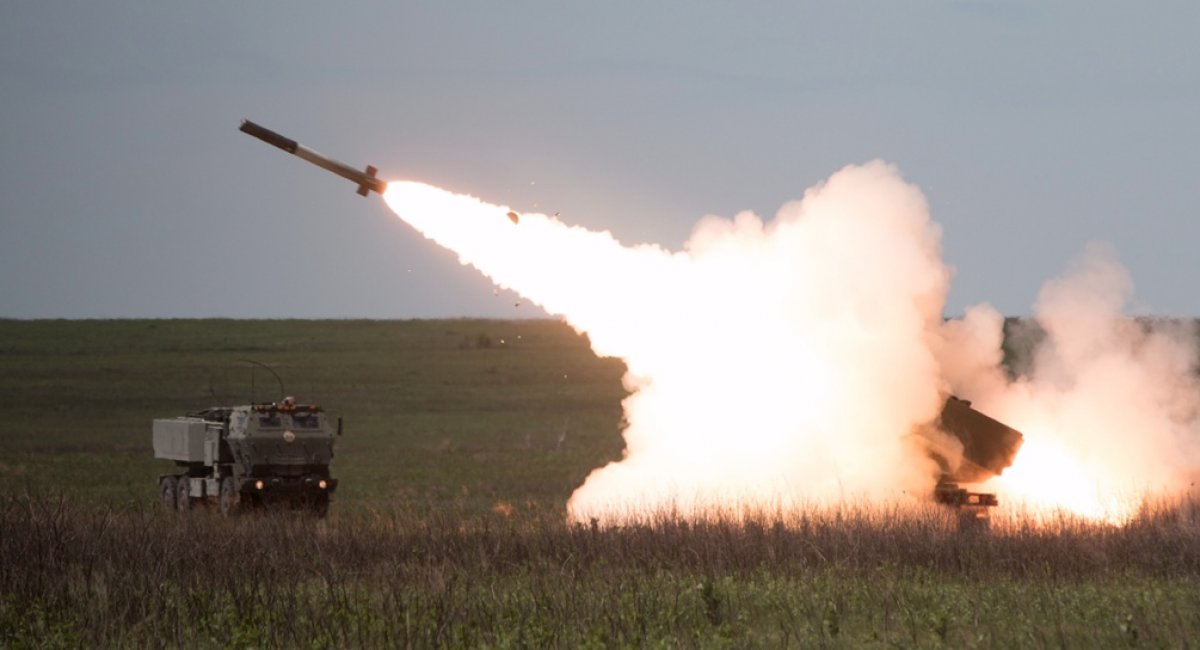 Ukrainska artillerister använder HIMARS för att förstöra ett sällsynt ryskt 2B26 Grad-rakettsystem på ett KAMAZ-5350-chassi