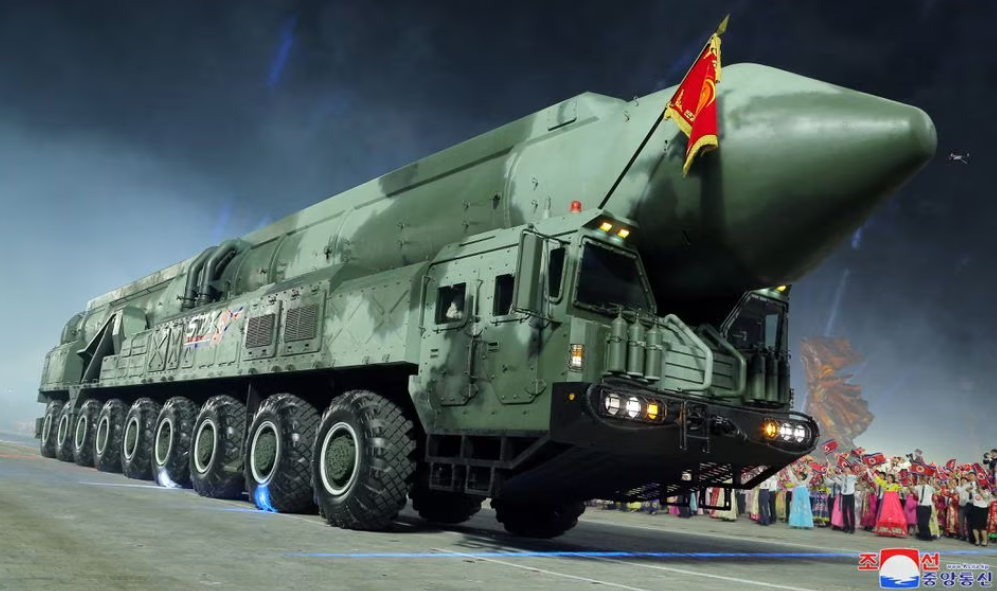 Nordkorea har visat upp den interkontinentala ballistiska missilen Hwasong-18 med en räckvidd på 15 000 km, som kan bära en kärnstridsspets som väger upp till 1,5 ton