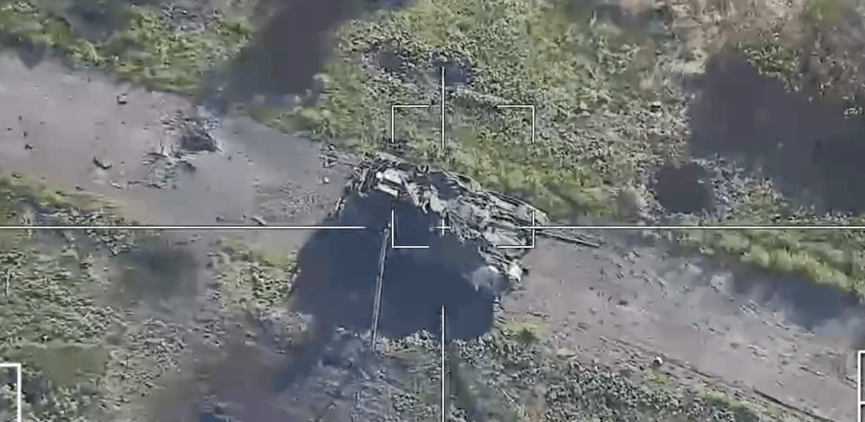 Ryssarna försöker förstöra sin egen övergivna T-90M stridsvagn värd upp till 4,5 miljoner USD med Lancet kamikaze drönare
