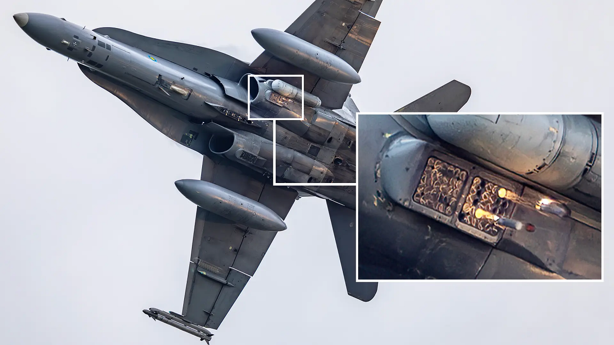 En fotograf lyckades få ett foto av AN/ALE-47 värmefällan på ett F/A-18D Hornet jaktplan