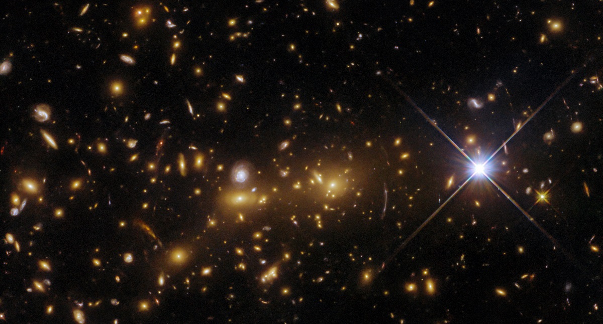 Hubble har avslöjat födelsen av ett kosmiskt monster 8 miljarder ljusår bort i konstellationen Canes Venatici