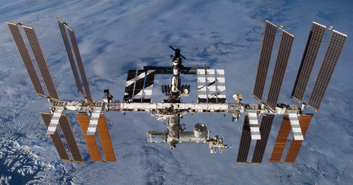 Skrot från den internationella rymdstationen faller mot jorden