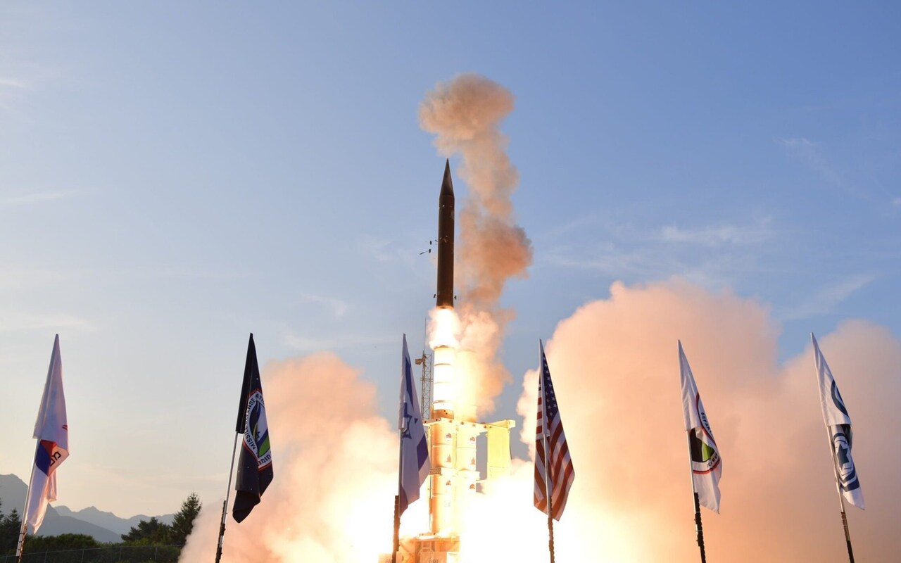 Israel är först i historien med att avfånga en ballistisk missil i rymden - Arrow-systemet sköt ned målet utanför atmosfären