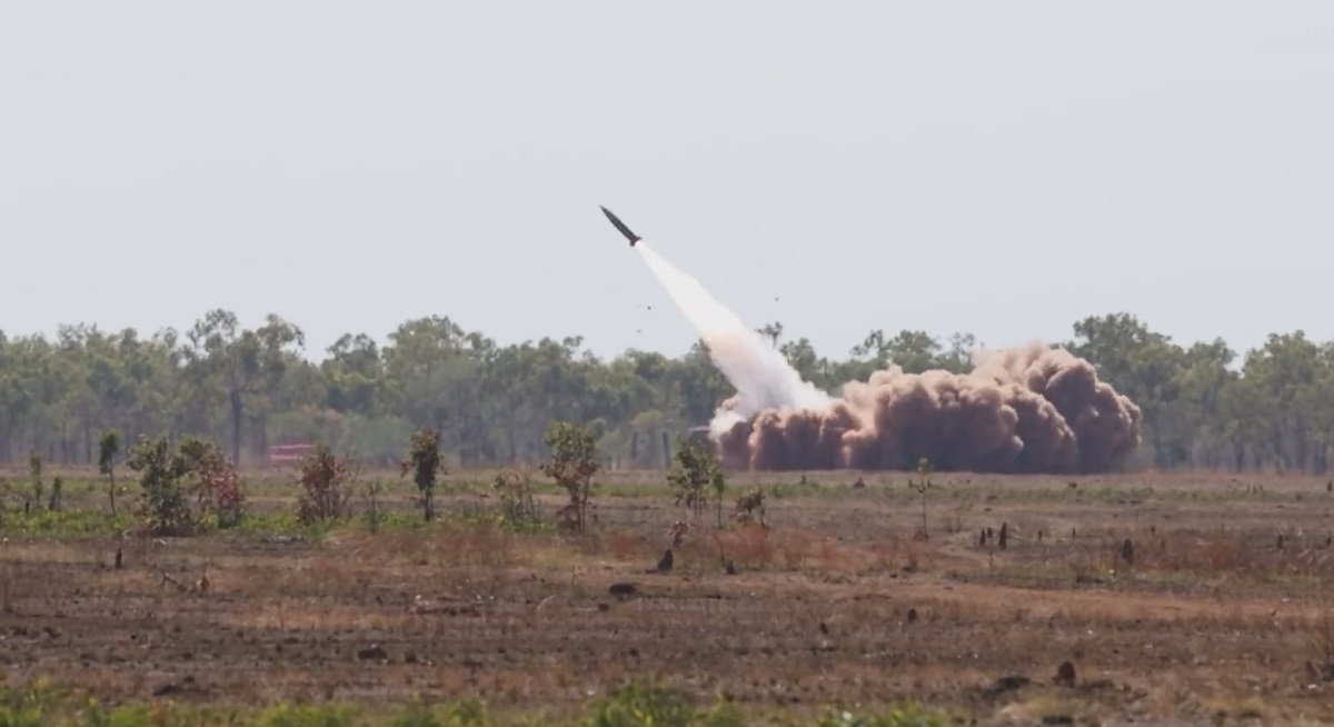Australien har visat en mycket sällsynt video av uppskjutningen av en taktisk ballistisk missil av typen MGM-140 ATACMS med en maximal räckvidd på 300 kilometer och en hastighet på 3 700 km/h