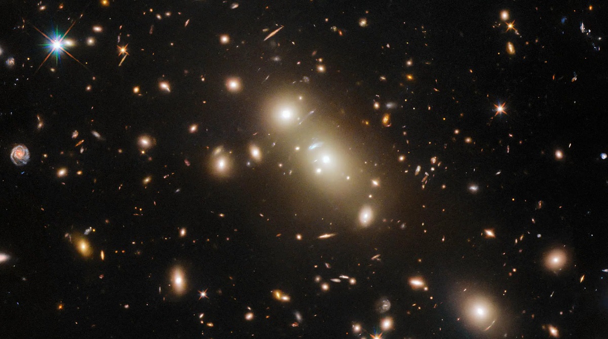 Hubble har fotograferat ett massivt kluster av galaxer 2,6 miljarder ljusår från jorden som kan vara till hjälp i studien av mörk materia