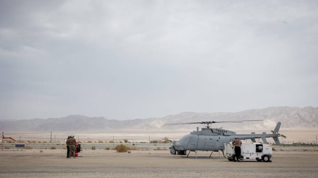 U.S. Marine Corps genomförde sin första drönartankning någonsin med en bemannad helikopter - en CH-53E Super Stallion tankade en MQ-8C Fire Scouts bränsletank