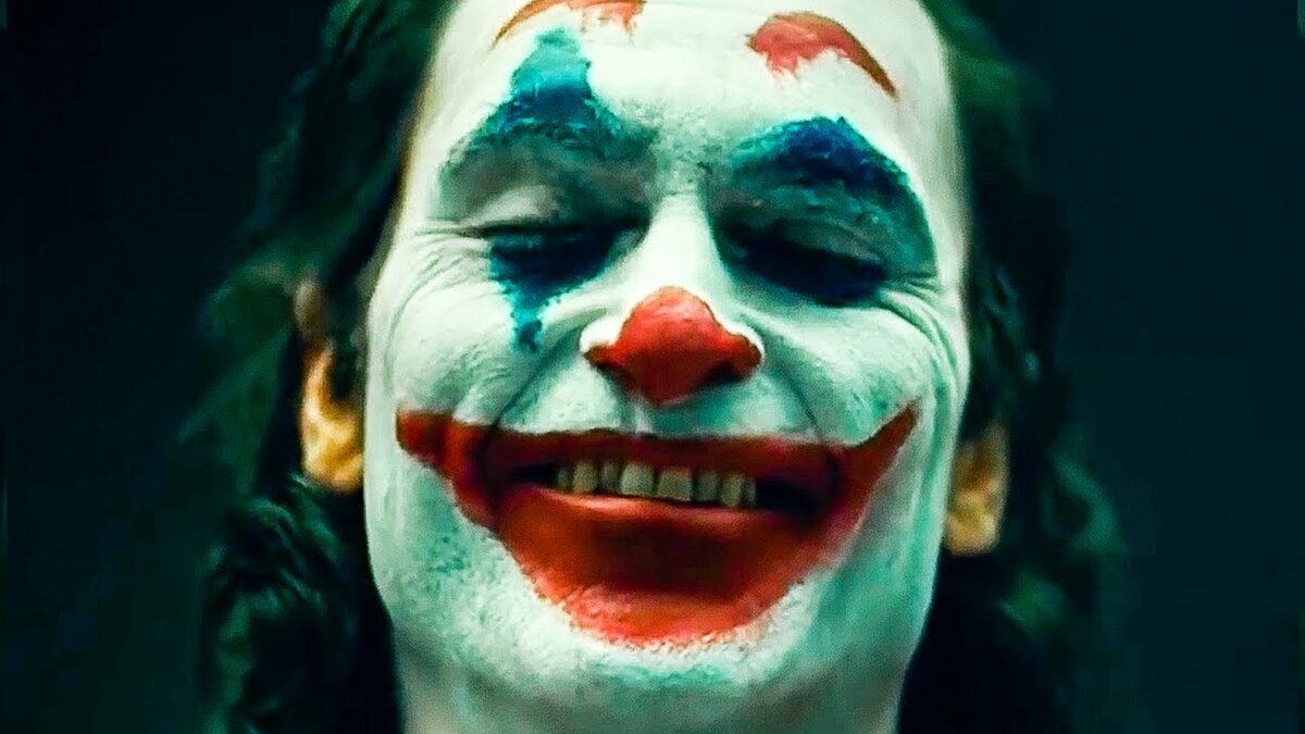 Regissören Todd Phillips markerar ett år till premiären av uppföljaren till "Joker" med en ny bild av Joaquin Phoenix i sin ikoniska roll som DC Universe-skurken