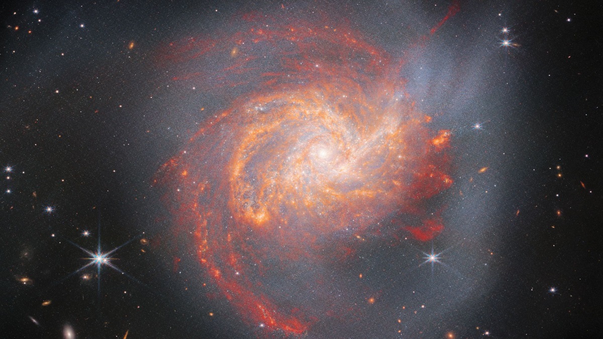 James Webb tog en bild av galaxen NGC 3256, som skapades för 500 miljoner år sedan genom kollisionen mellan två andra galaxer